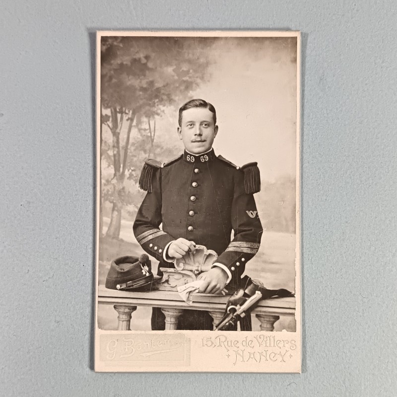 PHOTO CDV D'UN CAPORAL DU 69 ème REGIMENT D'INFANTERIE DE LIGNE VERS 1900 TROISIEME REPUBLIQUE ET GUERRE 1914 1918